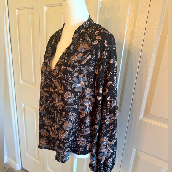 Evereve dark floral long sleeve blouse size small - Picture 3 of 5